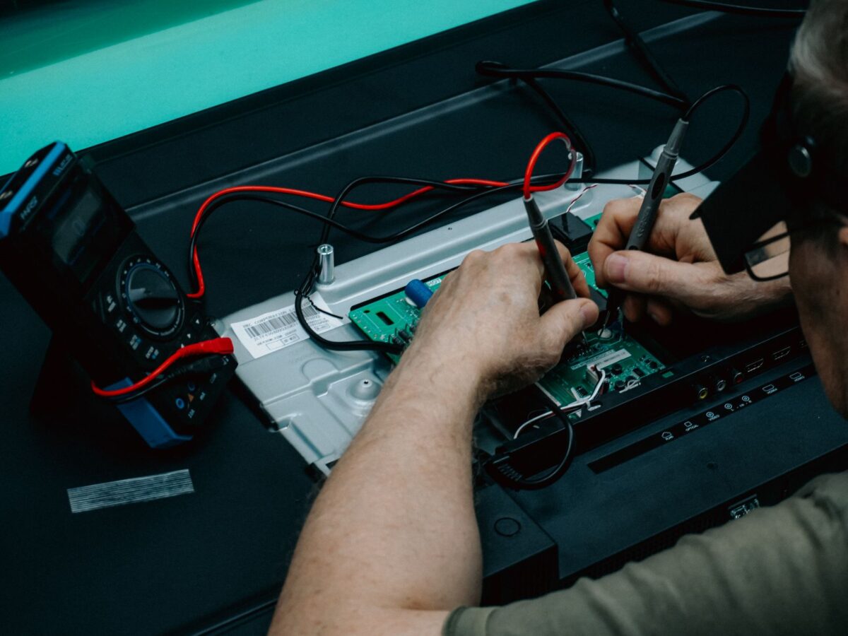multimeter testing car turn signal circuit