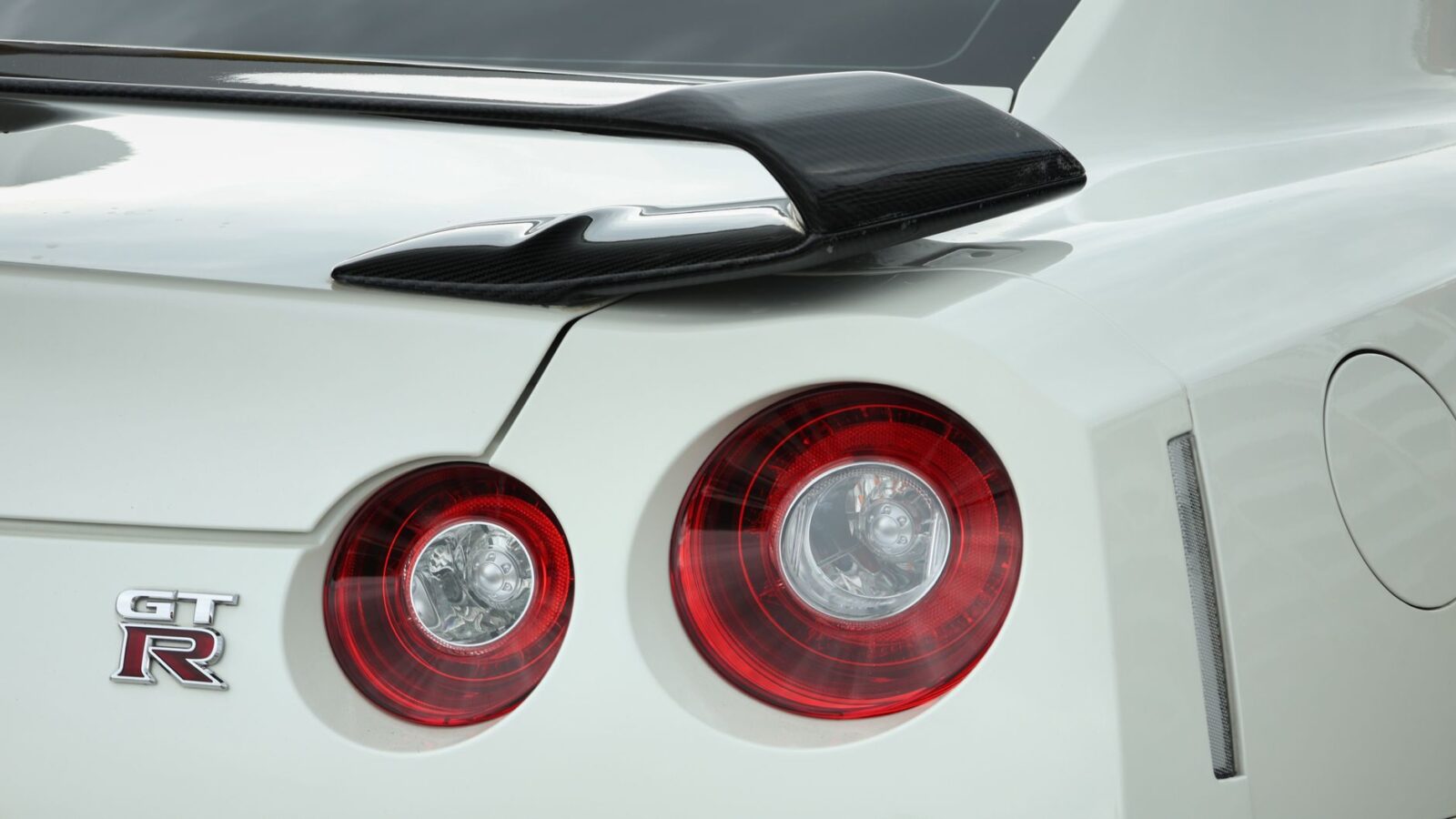 comparison carbon fiber vs plastic spoiler texture close-up