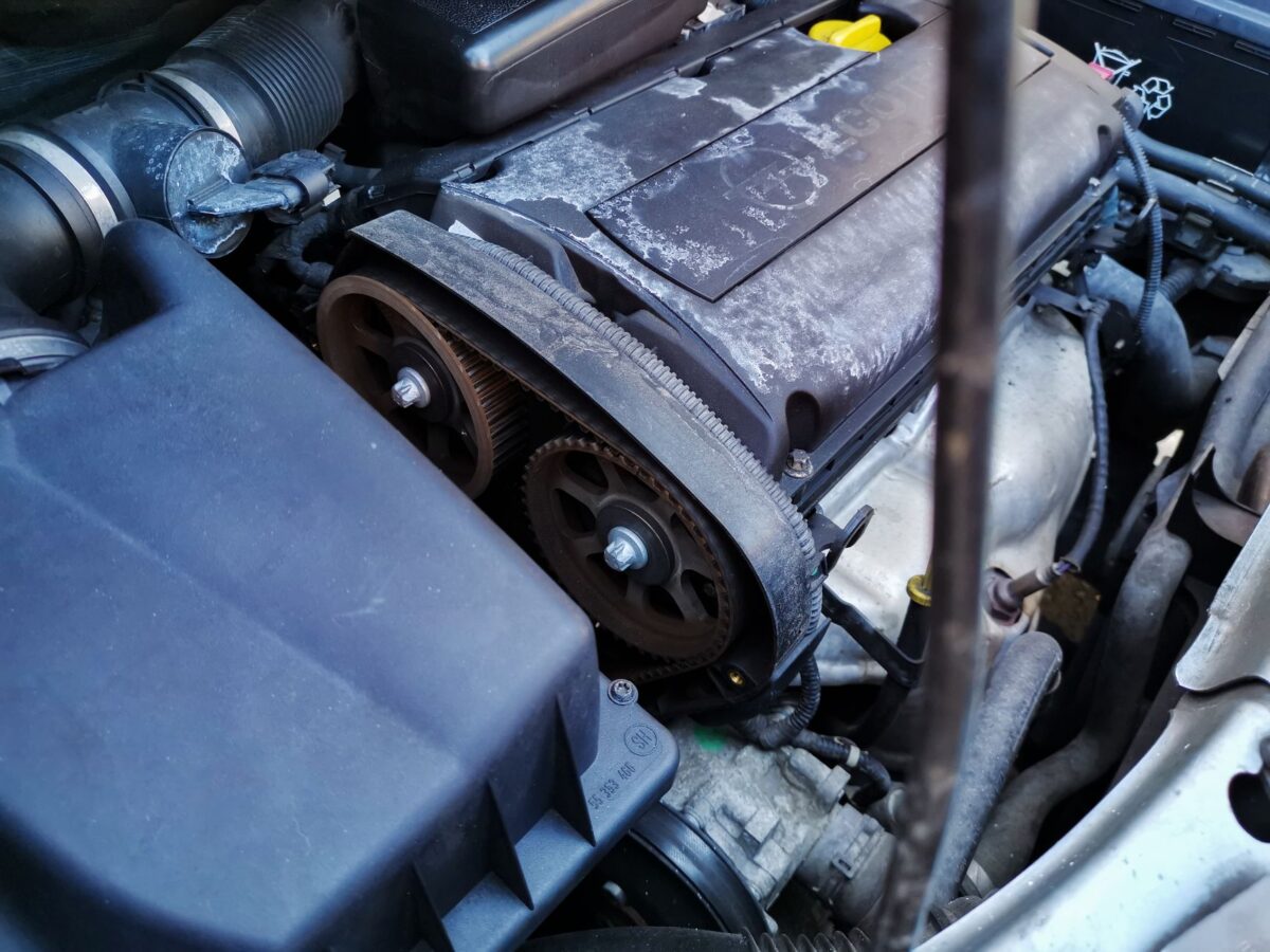 comparison between solid alternator pulley and overrunning pulley installed on engine
