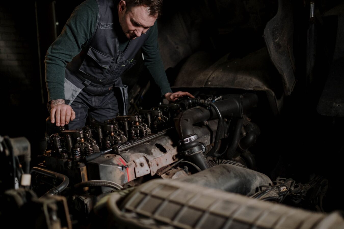 mechanic testing diesel injector return flow leakage with graduated glass