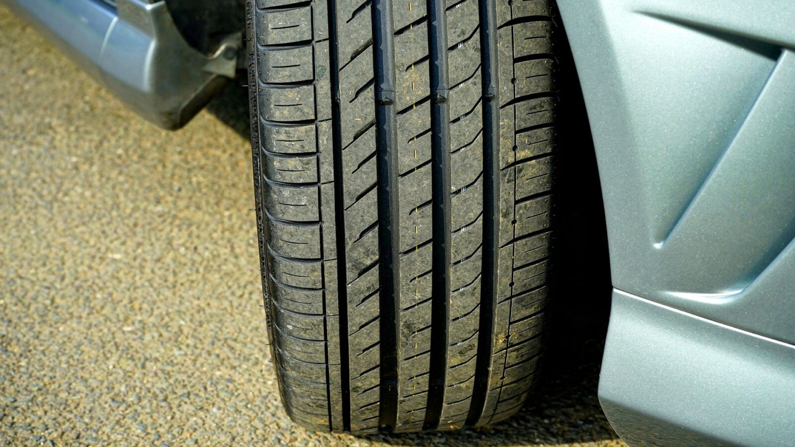 Using a tread depth gauge and pressure gauge on summer tire