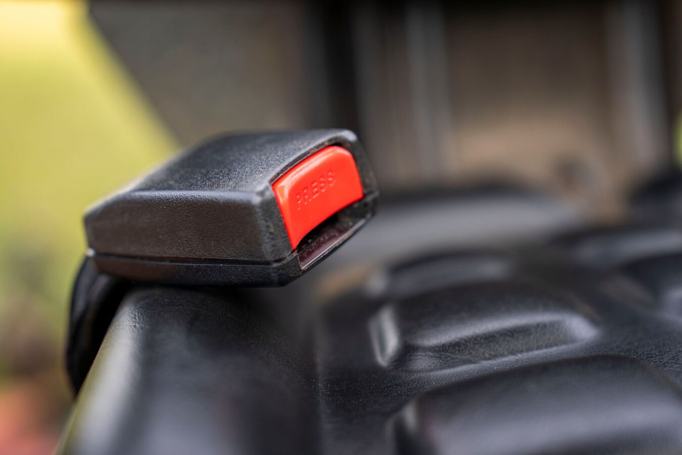 seatbelt buckle with pretensioner piston assembly