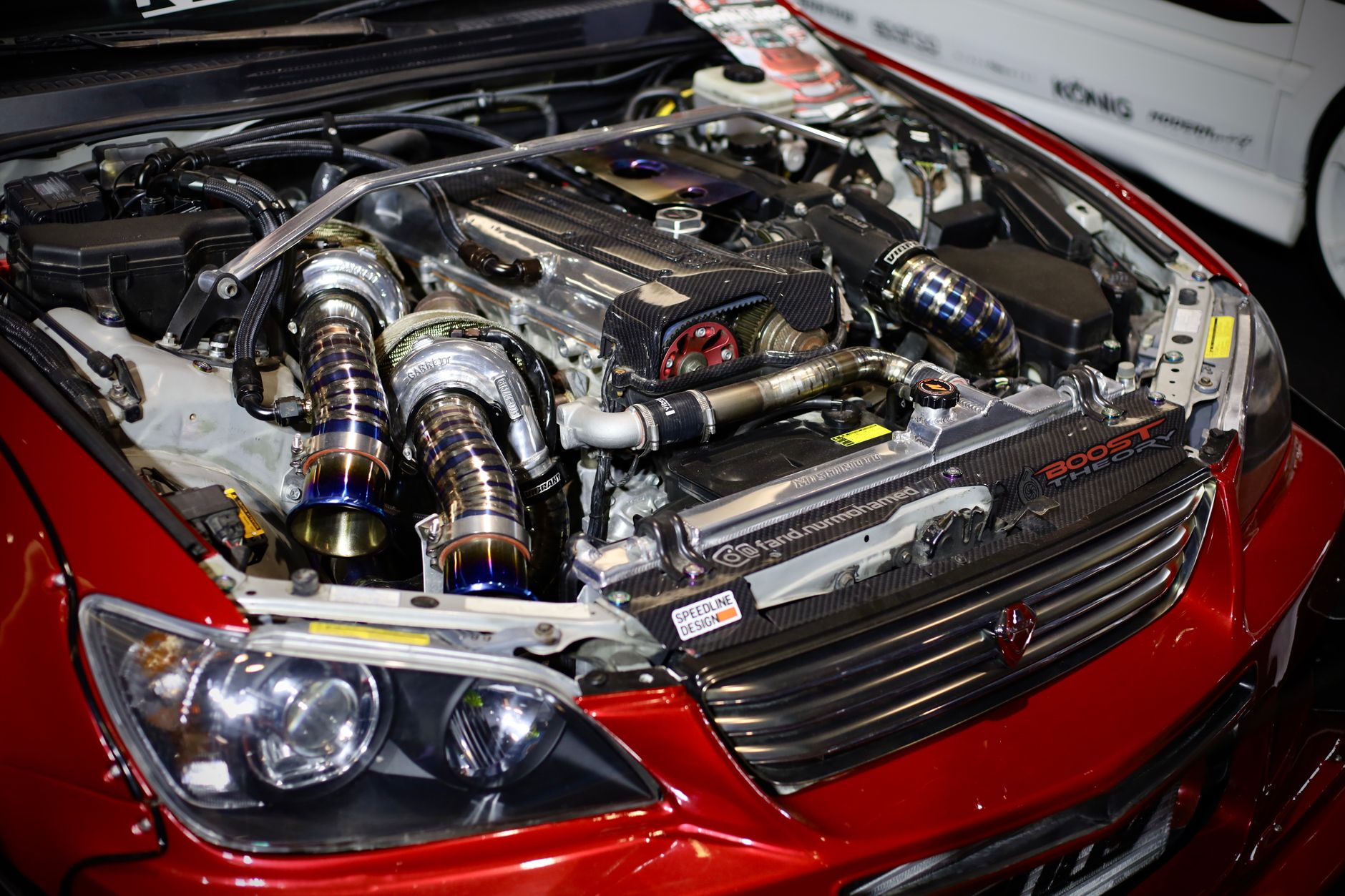 Compartiment moteur d’une voiture turbo : turbocompresseur et circuit de suralimentation vers l’intercooler