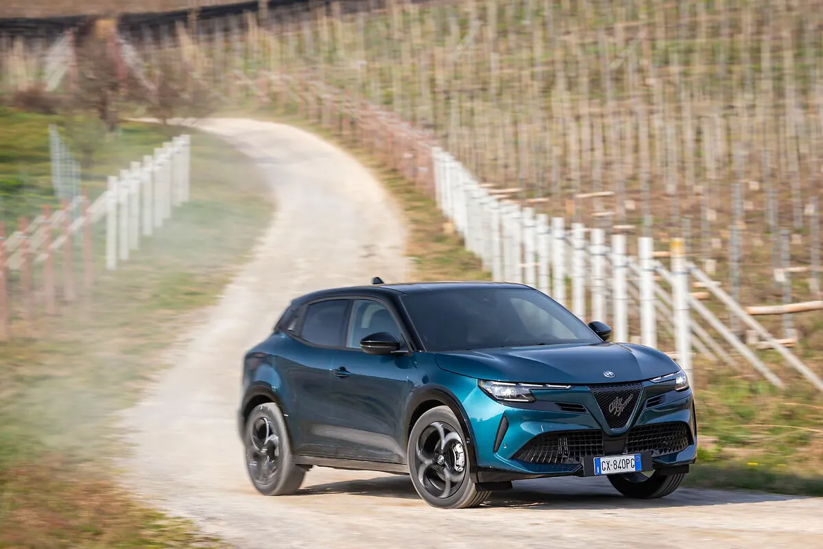 Alfa Romeo Junior Ibrida Q4, avant trois quarts