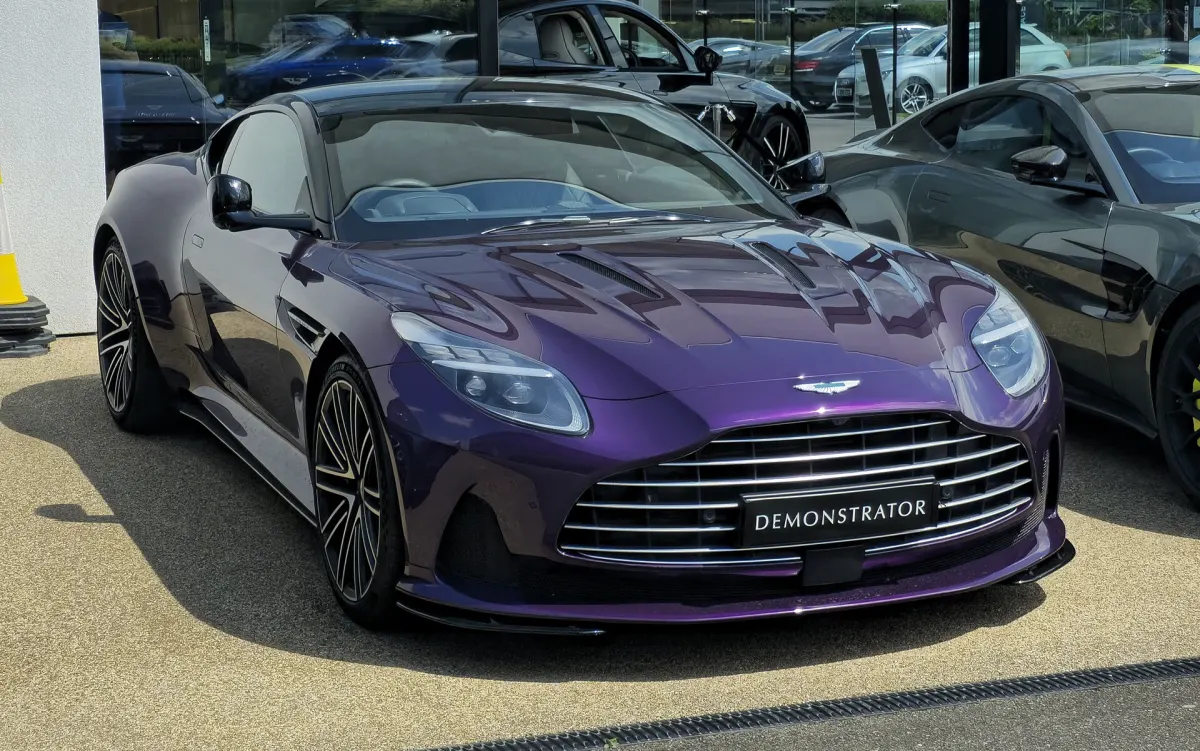 Aston Martin DB12, avant trois quarts, violet