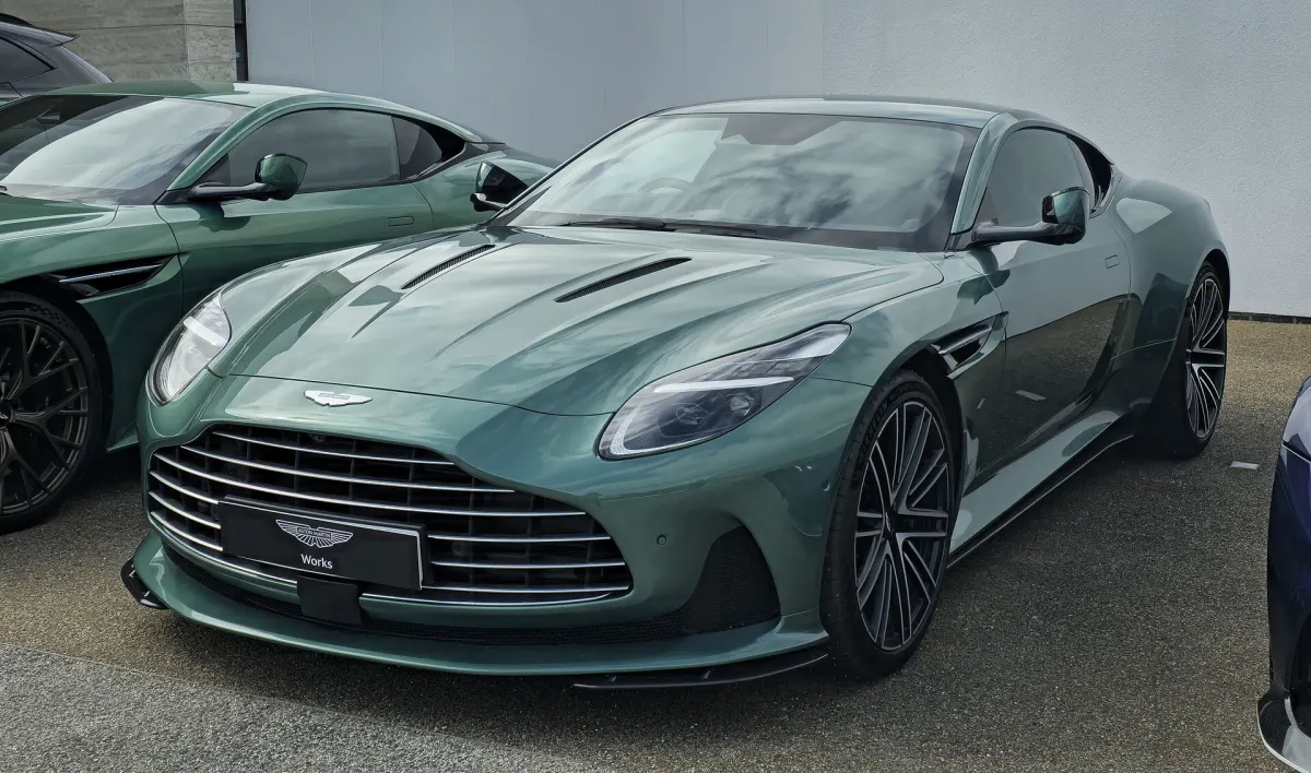 Aston Martin DB12, avant trois quarts, vert