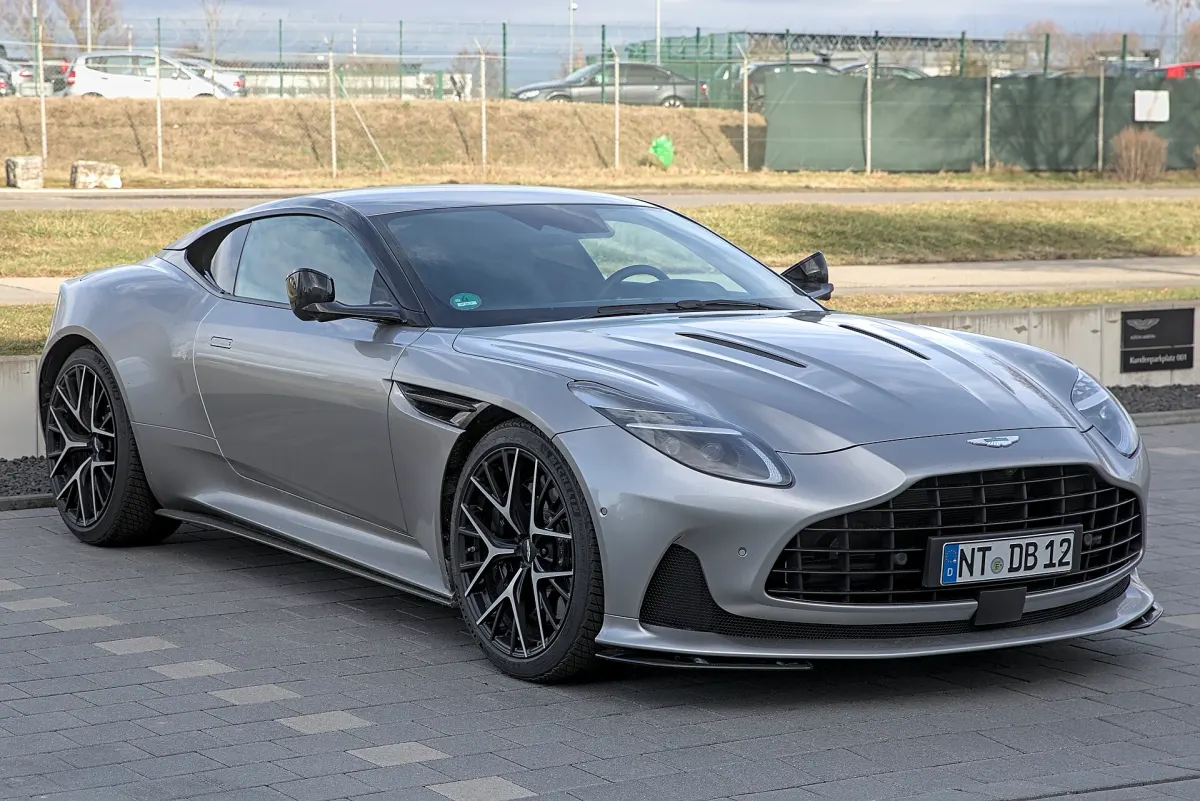 Aston Martin DB12, avant trois quarts, gris