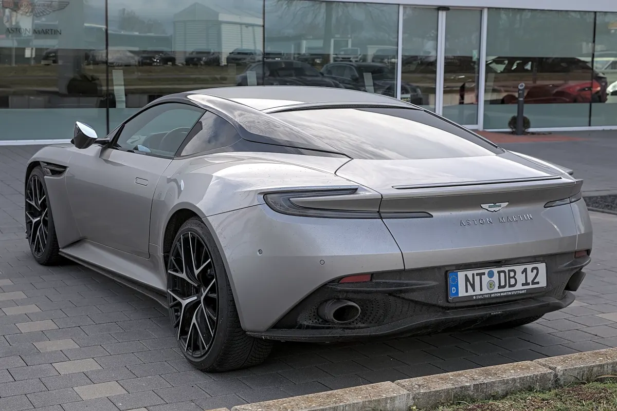 Aston Martin DB12, arrière trois quarts, gris
