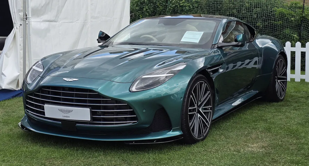 Aston Martin DB12, avant trois quarts, vert sur pelouse