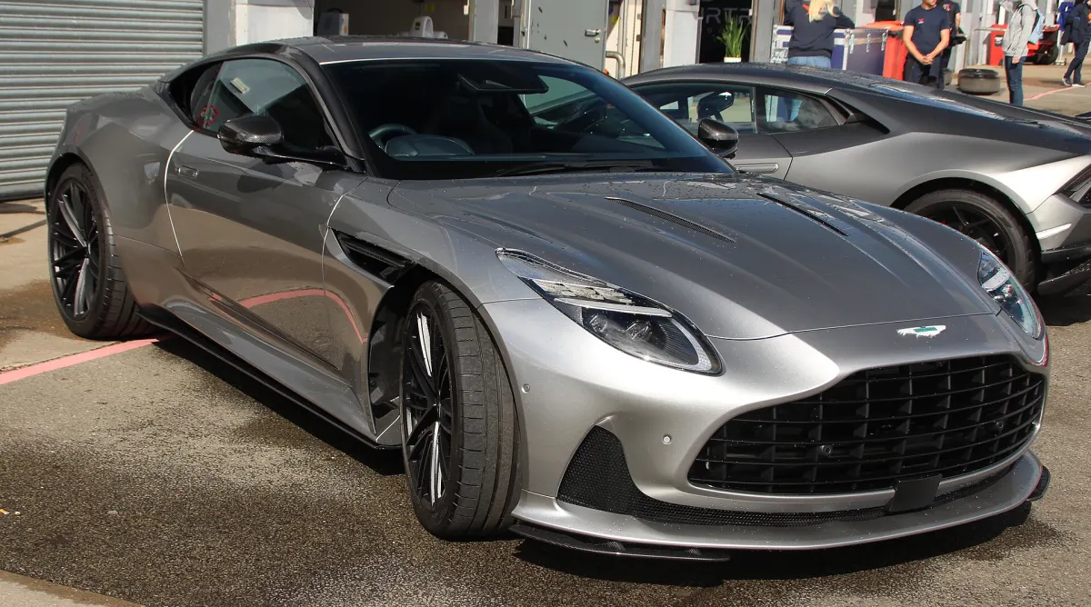 Aston Martin DB12, avant trois quarts, gris