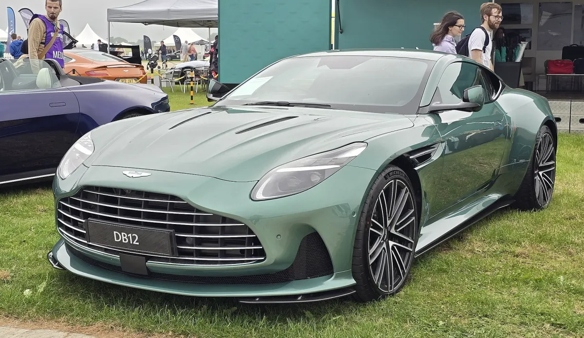 Aston Martin DB12, face avant trois quarts, vert