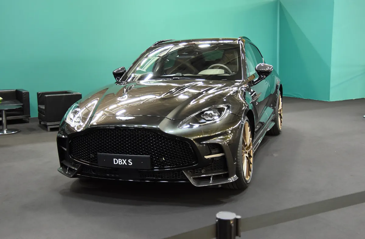 Aston Martin DBX S, avant, noir et jantes bronze