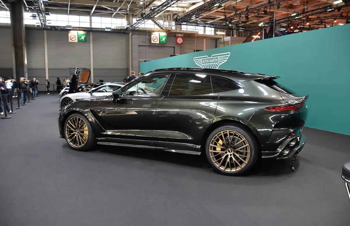 Aston Martin DBX S, profil, noir et jantes bronze