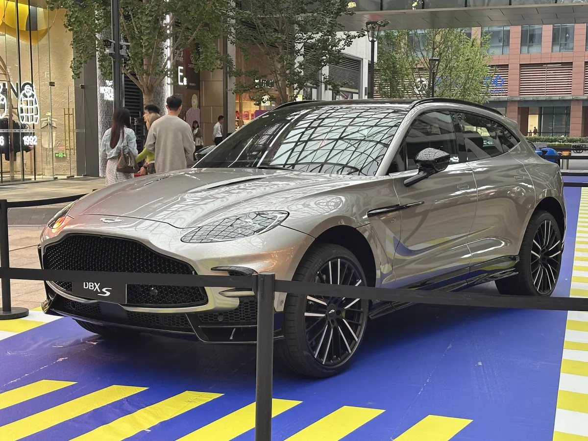 Aston Martin DBX S, avant trois quarts, gris