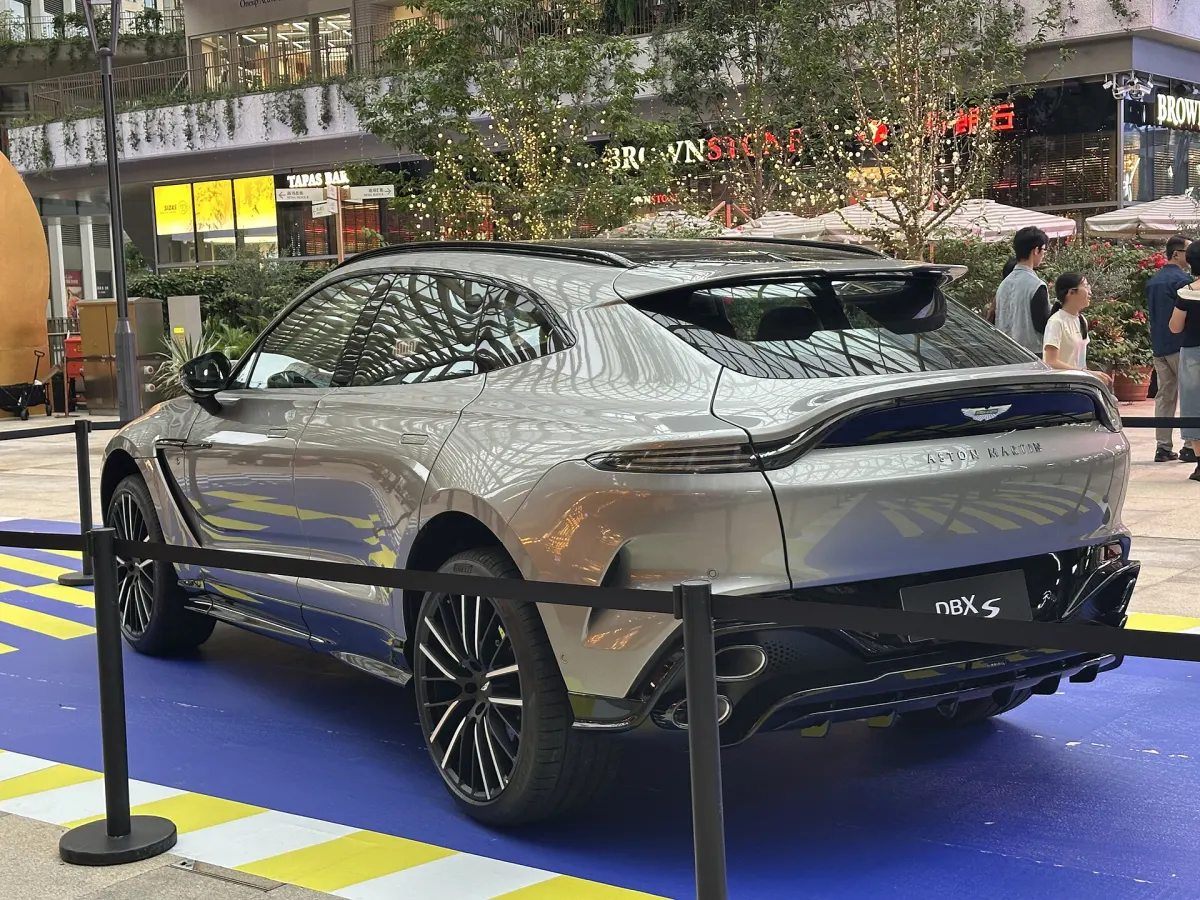 Aston Martin DBX S, arrière trois quarts, gris