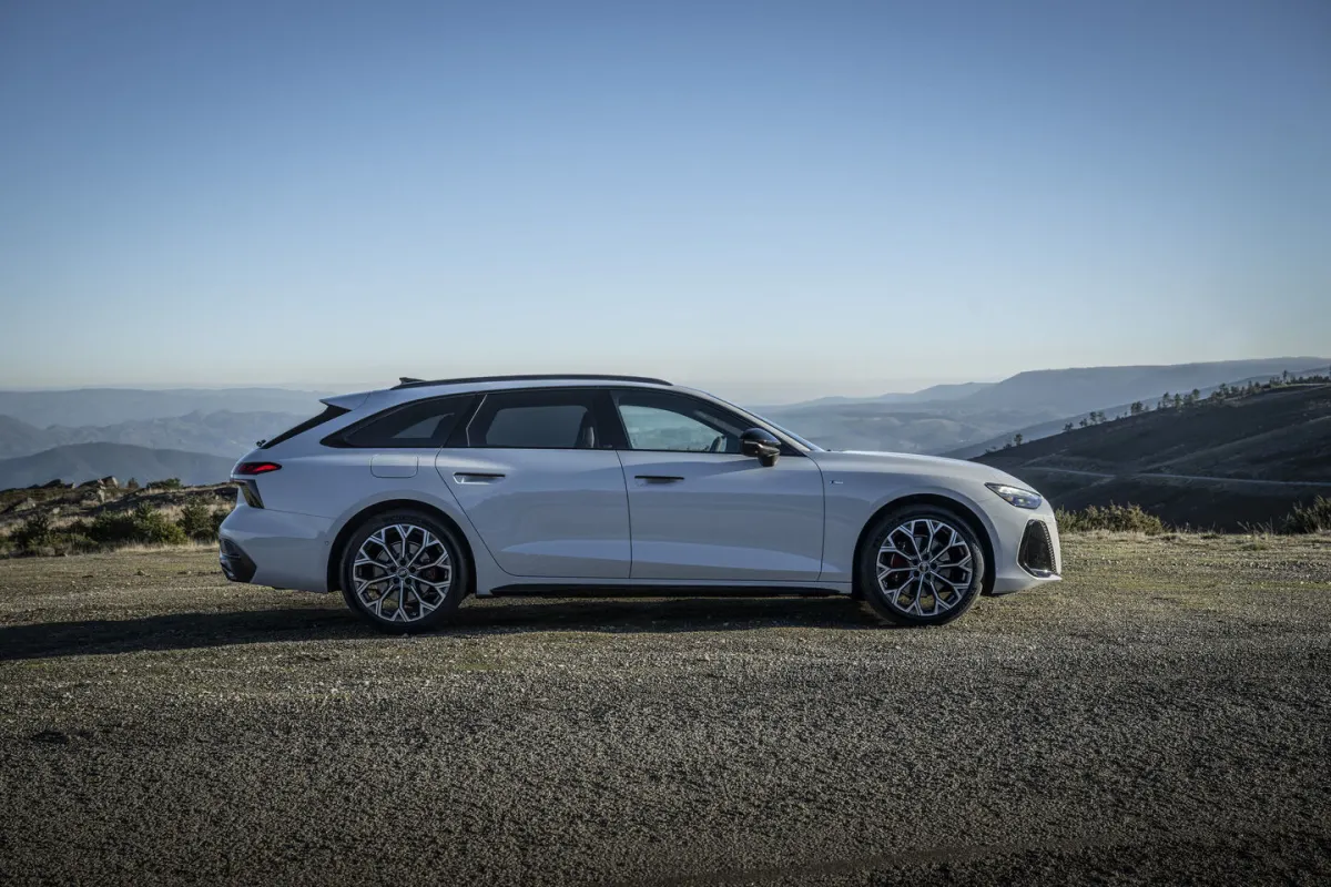 Audi A6 Avant, arrière 3/4 sur route