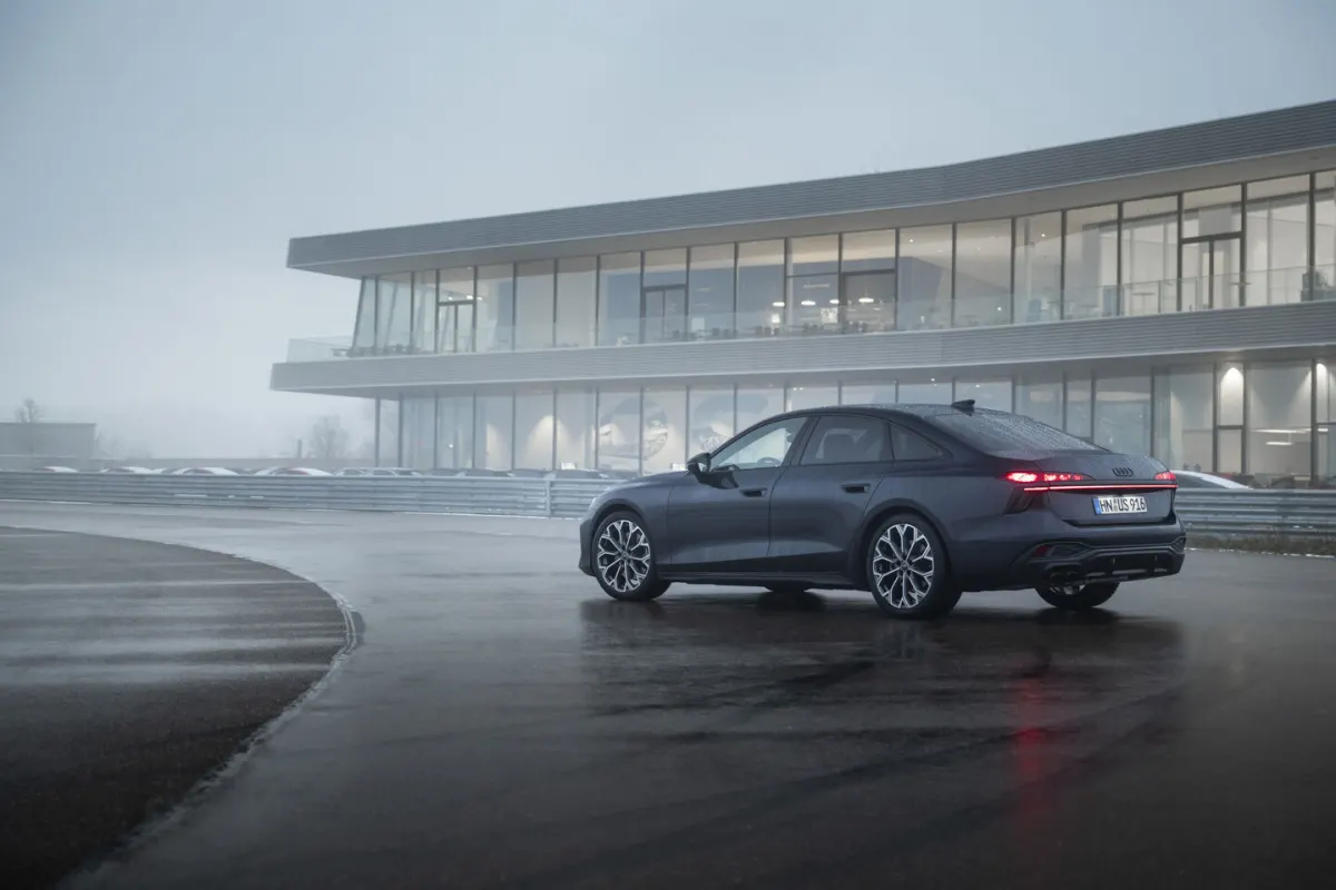 Audi A6 berline (C9), arrière trois quarts