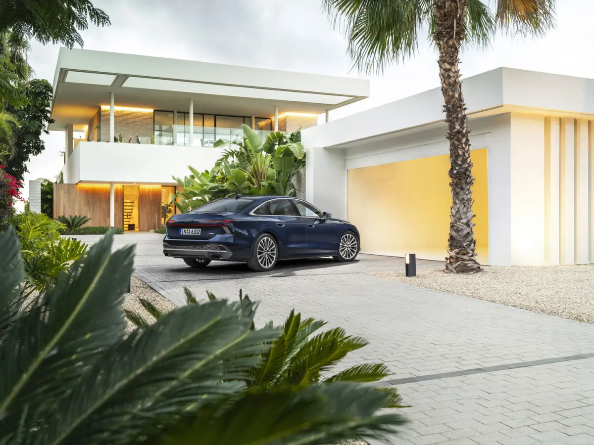 Audi A6 berline (C9), devant une villa