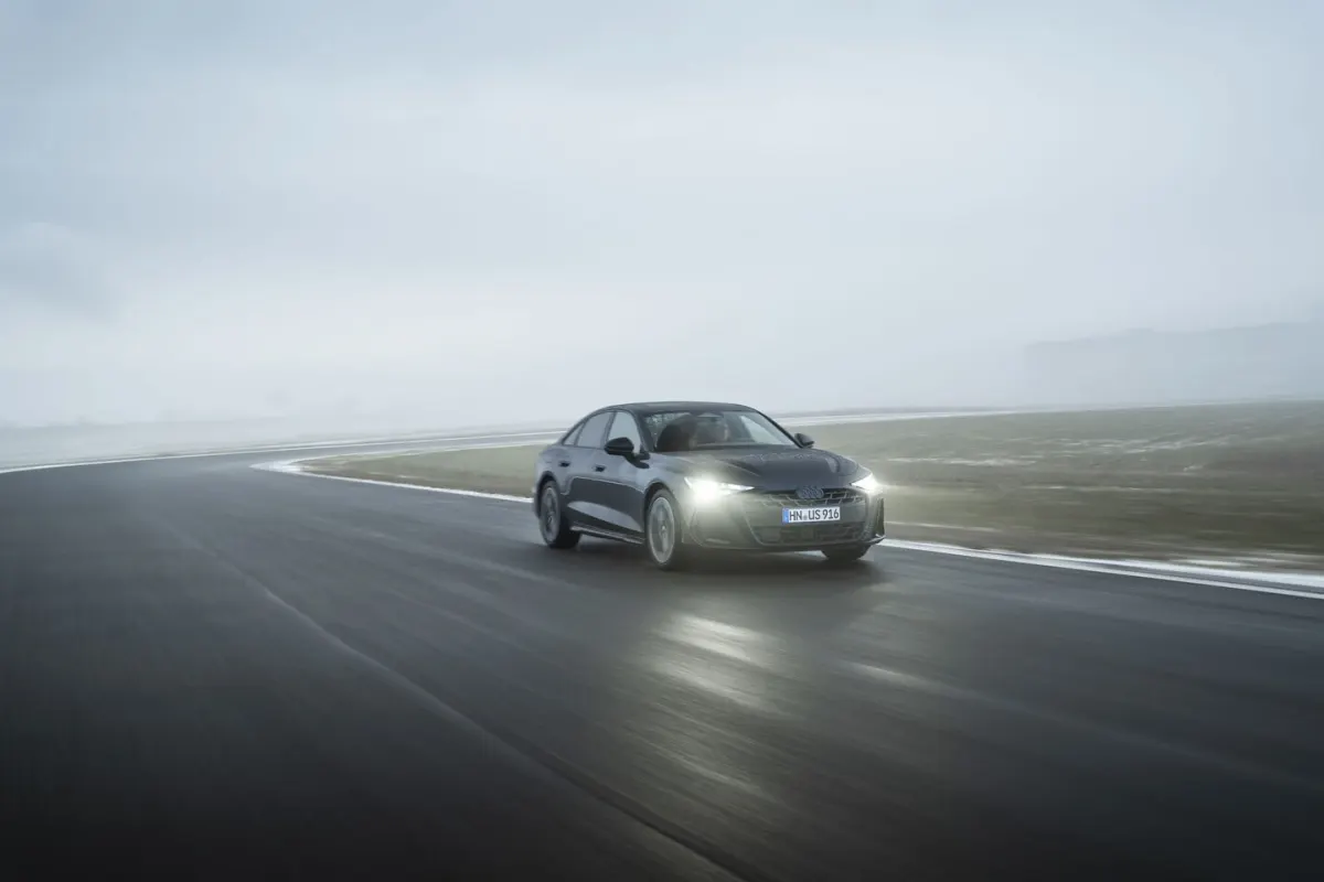 Audi A6 berline (C9), face avant phares allumés
