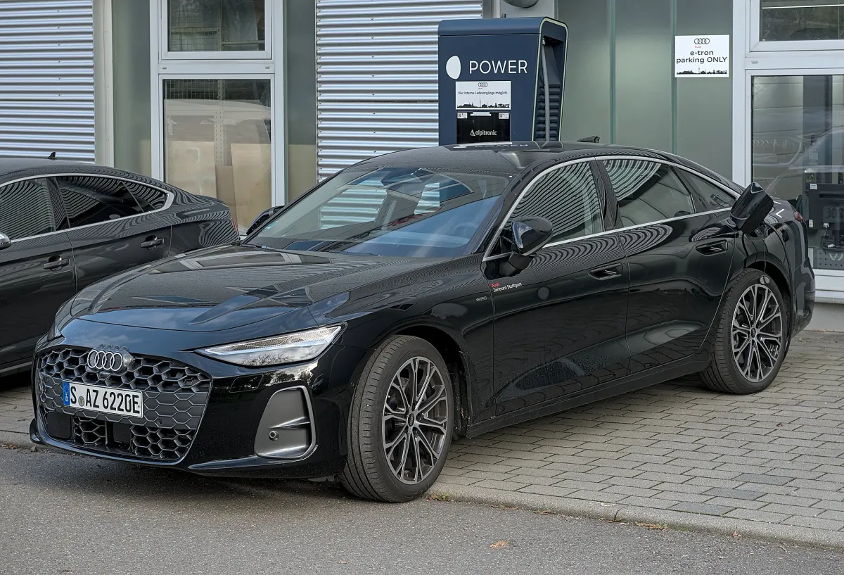 Audi A6 berline, vue avant 3/4 (noir)