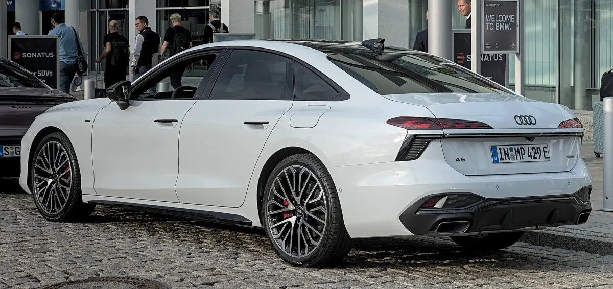 Audi A6 berline, vue arrière 3/4 (blanc)