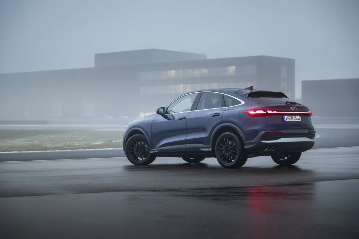 Audi Q5 Sportback grise, avant trois-quarts dans la brume