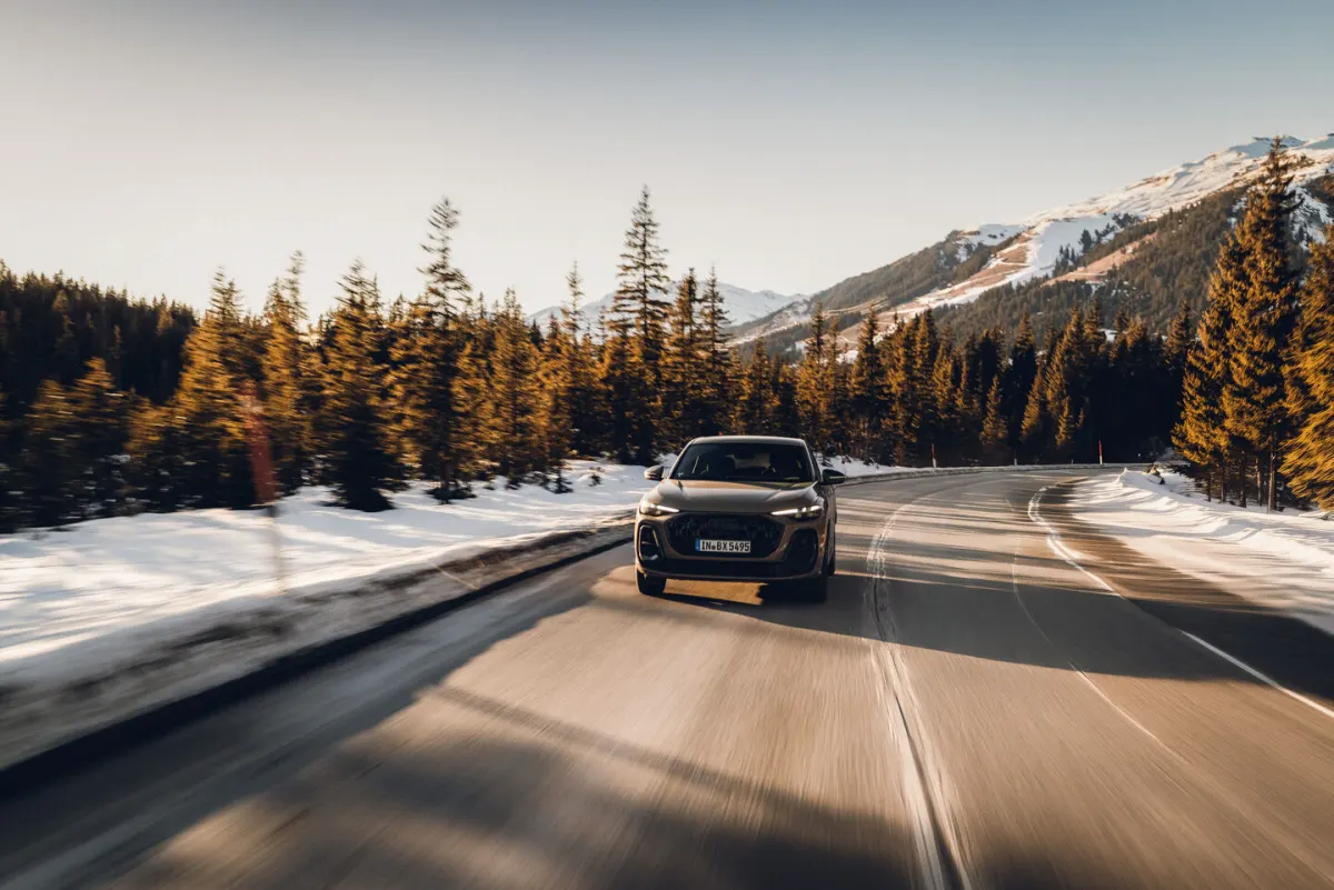 Audi Q5 Sportback, avant trois-quarts en roulage sur route de montagne