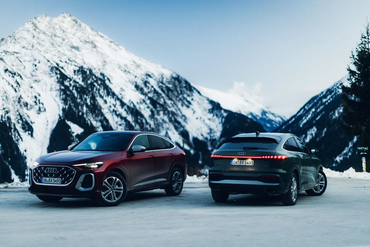 Audi Q5 Sportback rouge et verte, avant et arrière