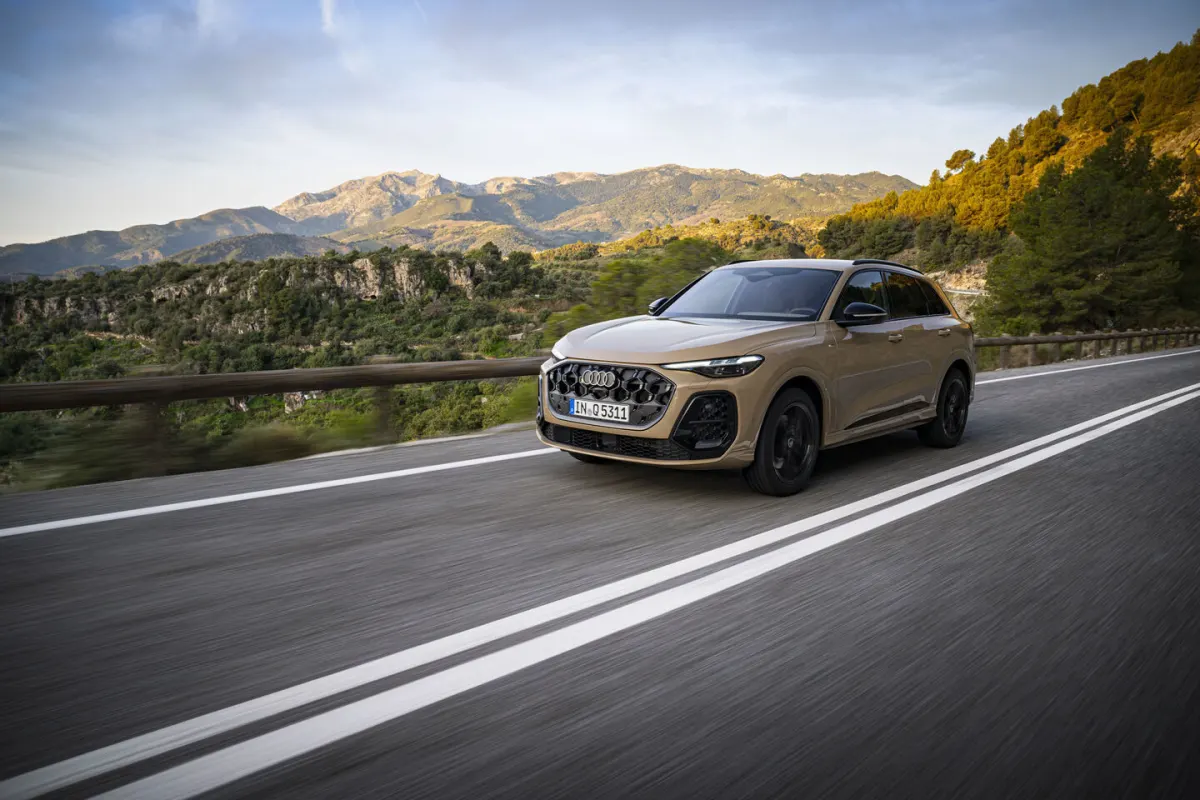 Audi Q5 3e génération, avant trois-quarts en roulage