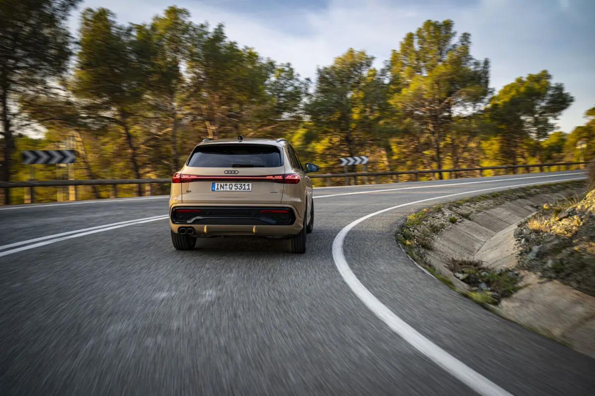 Audi Q5 3e génération, vue arrière en roulage