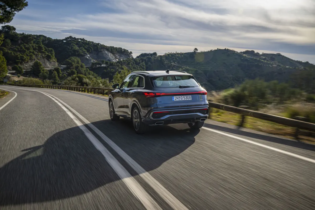 Audi Q5 3e génération bleue, vue arrière en roulage