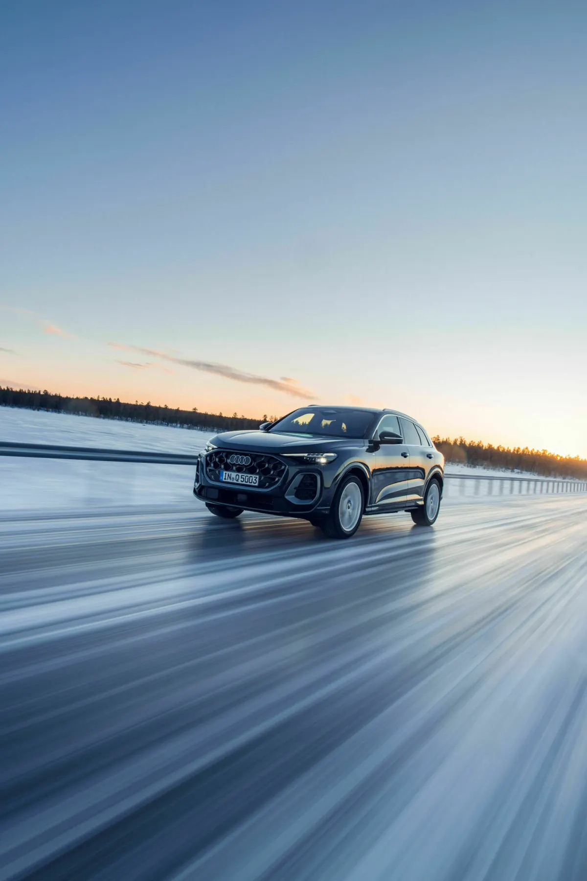 Audi Q5 3e génération, avant trois-quarts en roulage sur route glacée