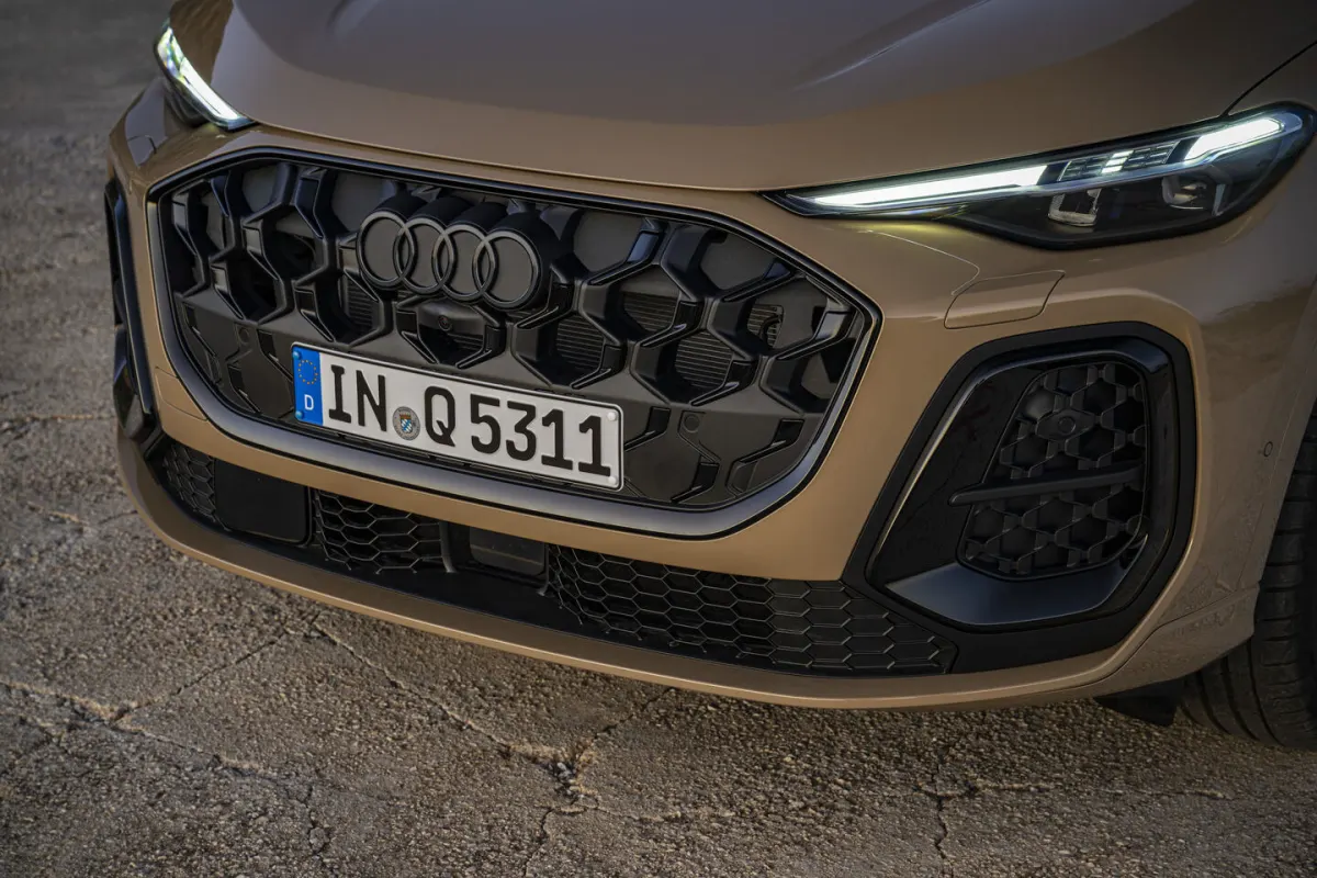 Audi Q5 3e génération, détail de la calandre et du bouclier avant
