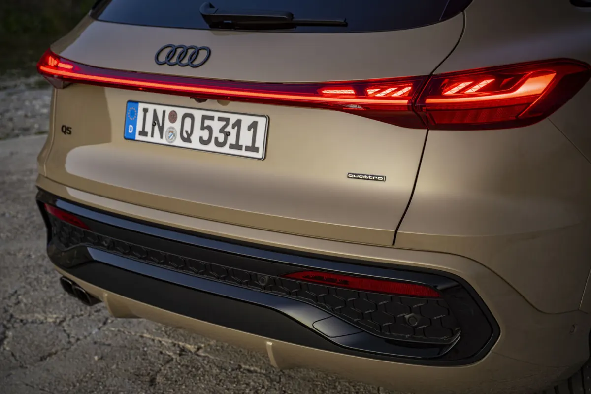 Audi Q5 3e génération, détail des feux arrière et du bouclier