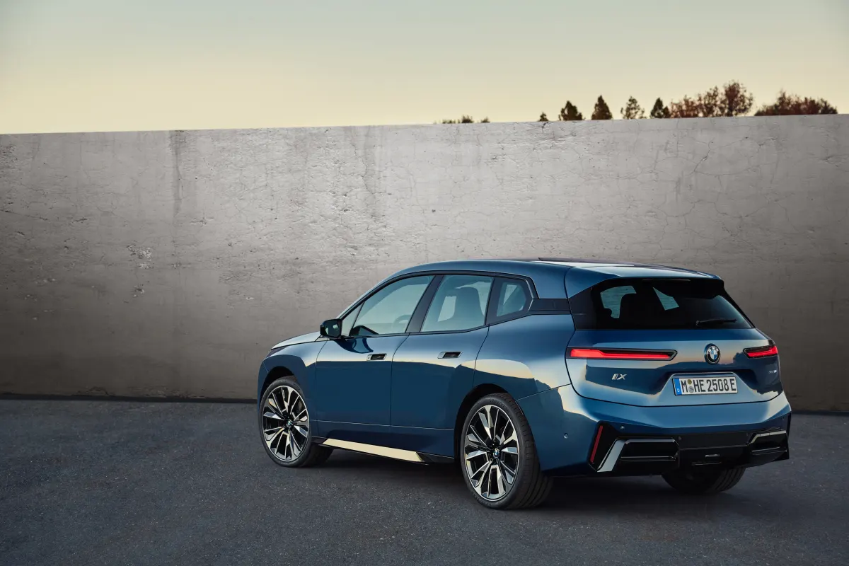 BMW iX restylée 2025, vue arrière trois-quarts