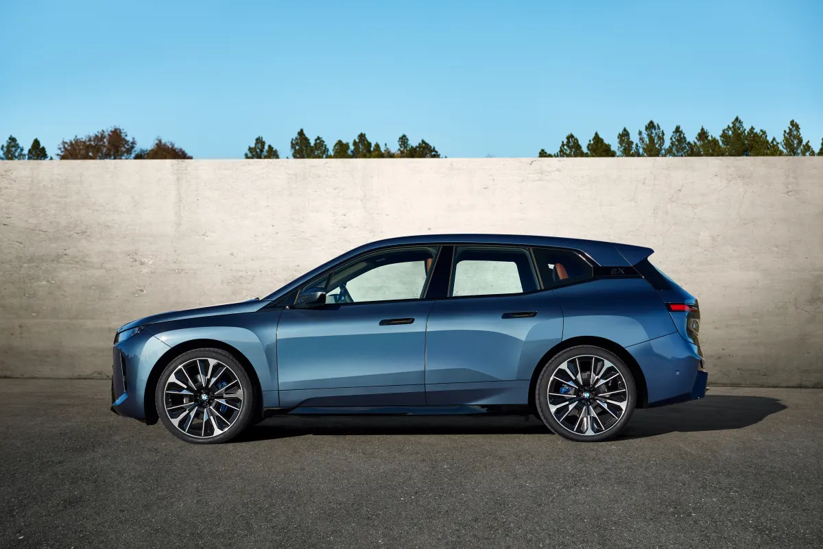 BMW iX restylée 2025, profil