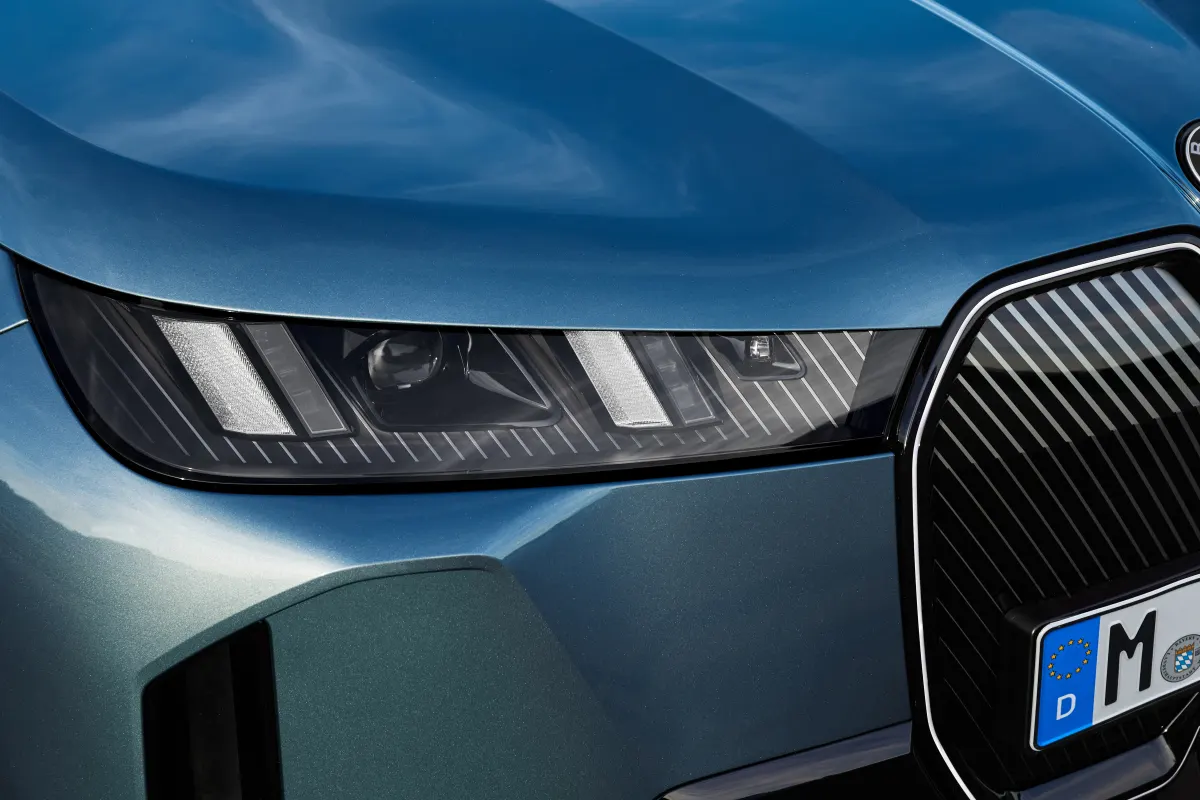 BMW iX restylée 2025, détail du phare et de la calandre