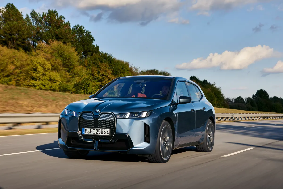 BMW iX restylée 2025, avant trois-quarts en roulage