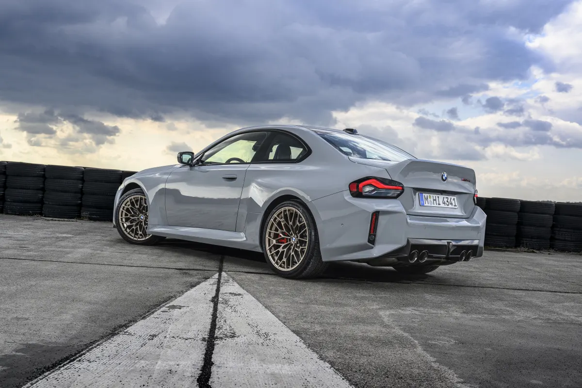 BMW M2 CS, vue arrière trois-quarts