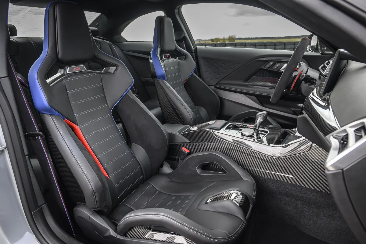 BMW M2 CS, sièges baquets avant en carbone