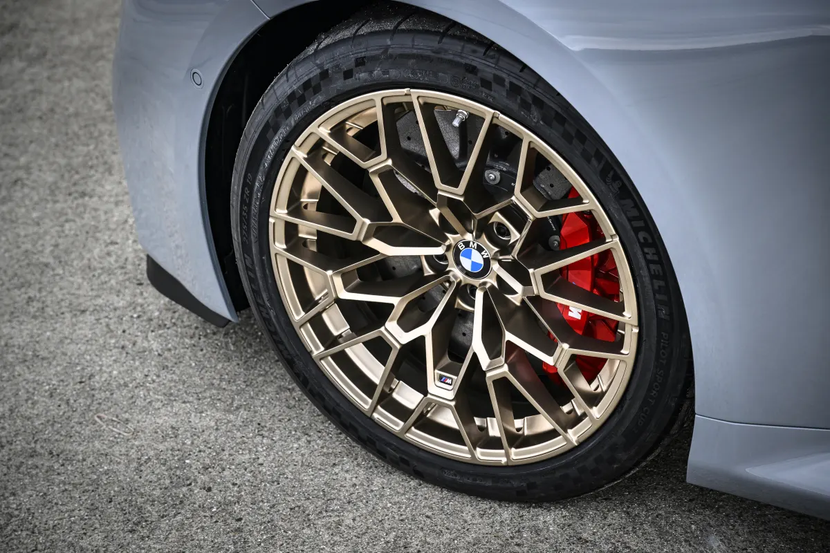 BMW M2 CS, jante dorée et étrier de frein