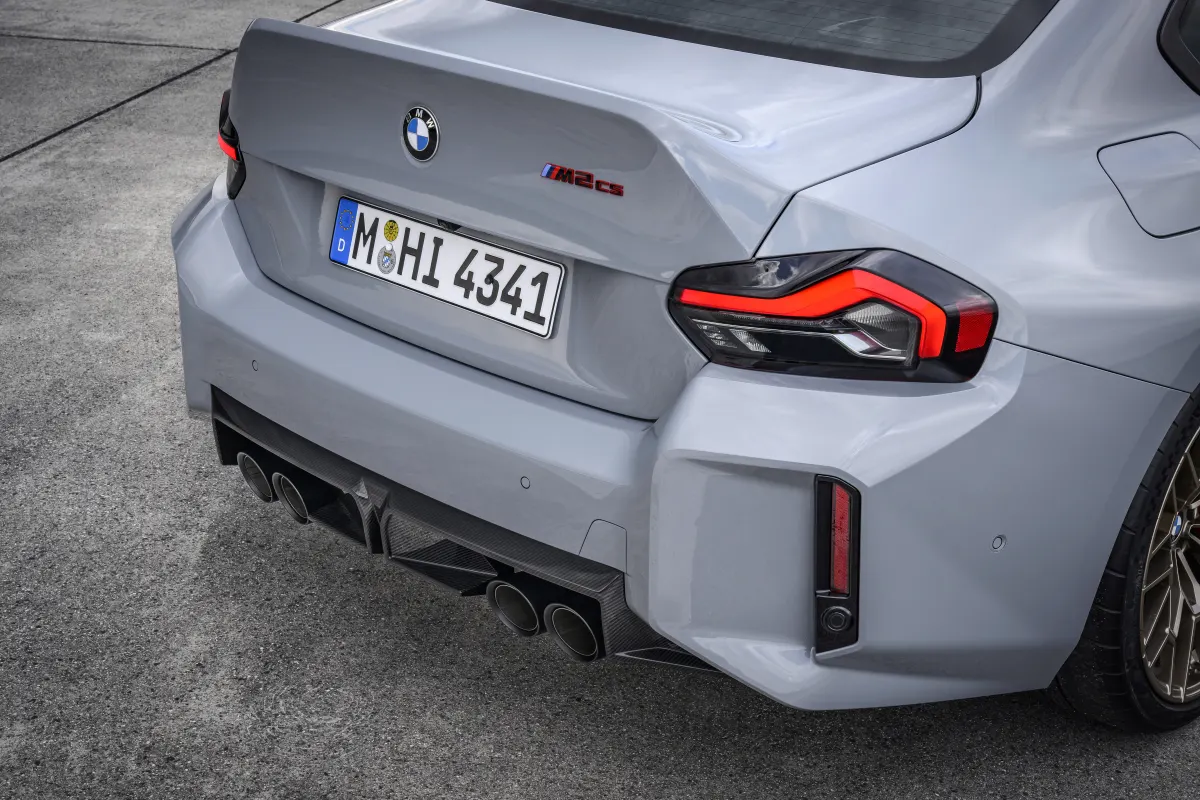 BMW M2 CS, détail du feu arrière et du becquet