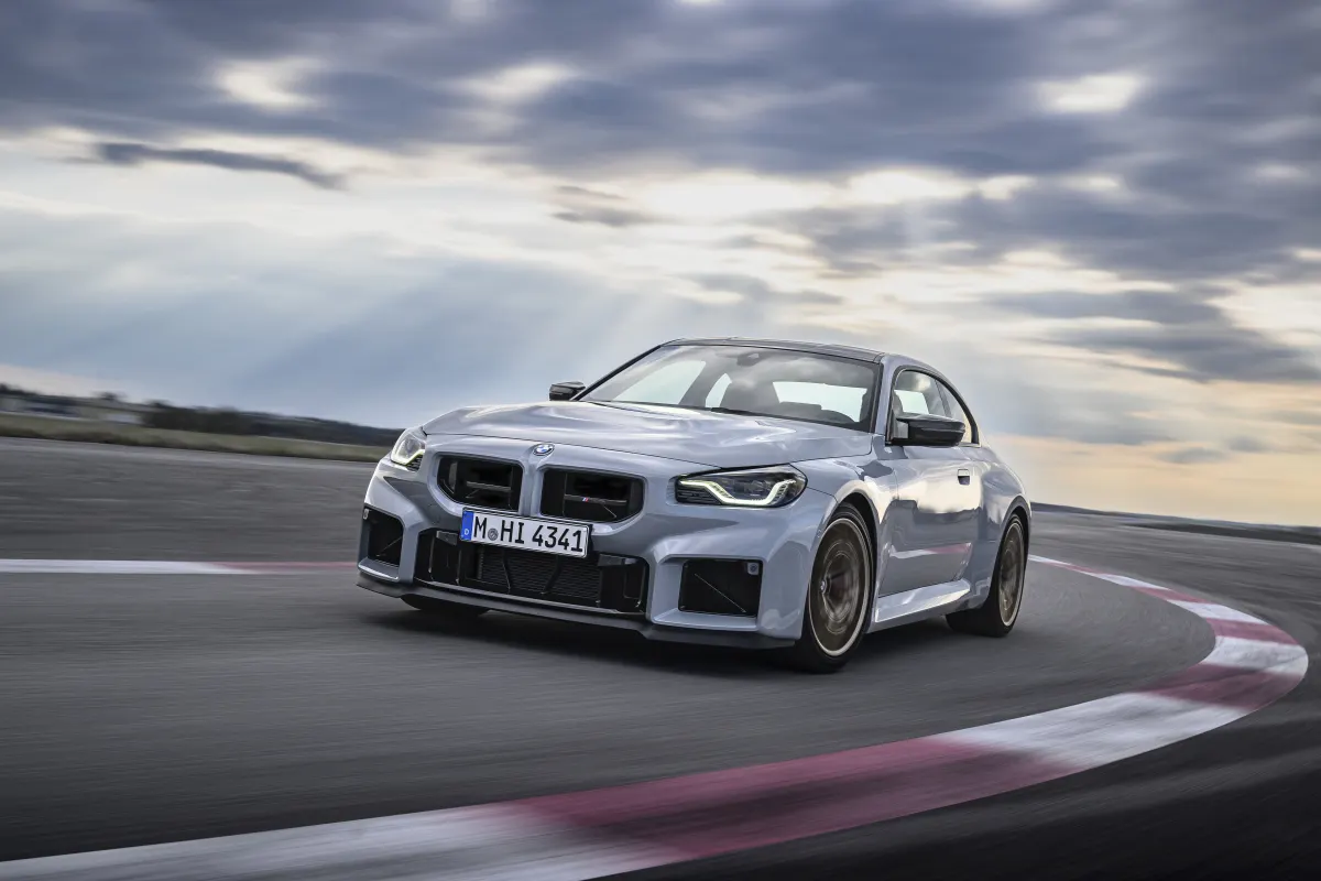 BMW M2 CS, avant trois-quarts en roulage sur circuit