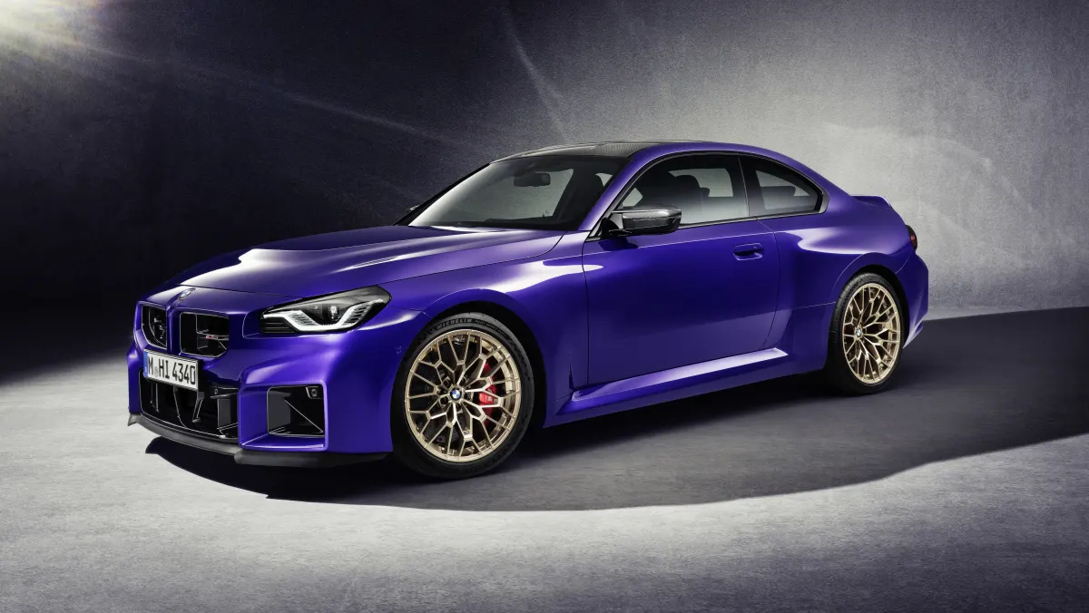 BMW M2 CS bleue, vue avant trois-quarts en studio