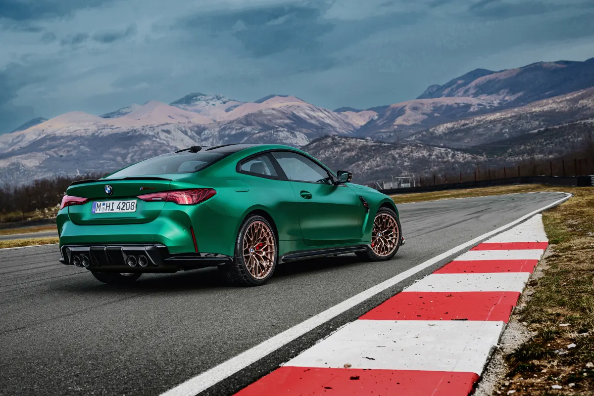 BMW M4 CS, vue arrière trois-quarts sur circuit