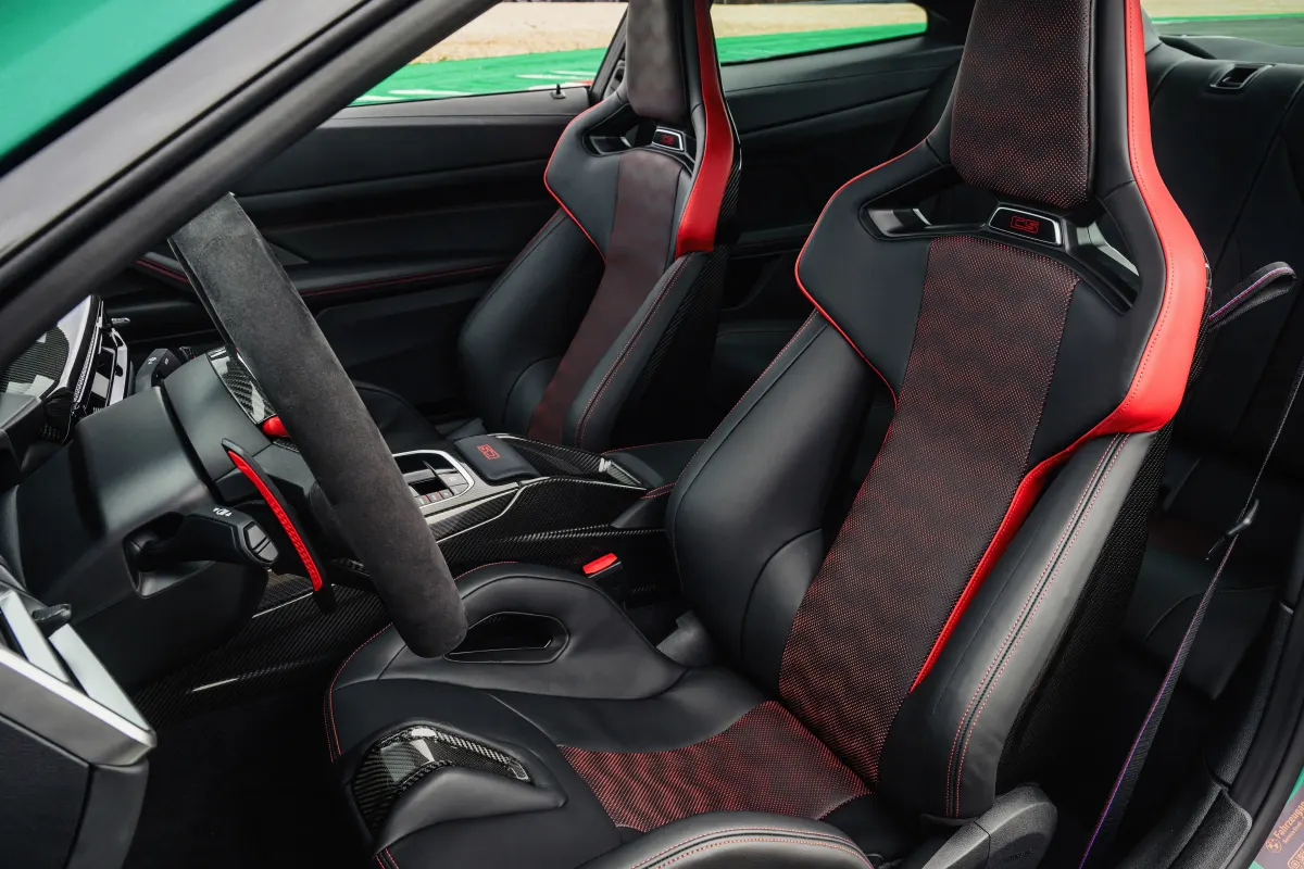 BMW M4 CS, sièges baquets avant en carbone