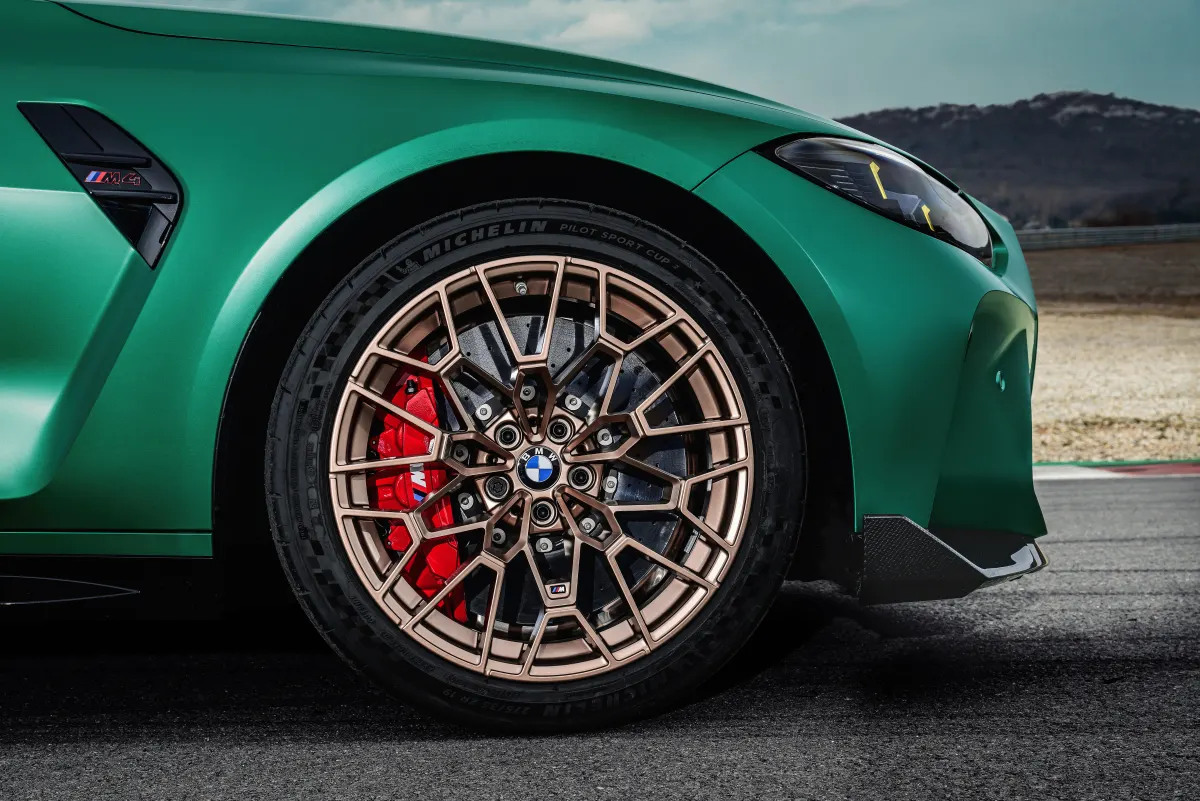 BMW M4 CS, jante dorée et étrier de frein