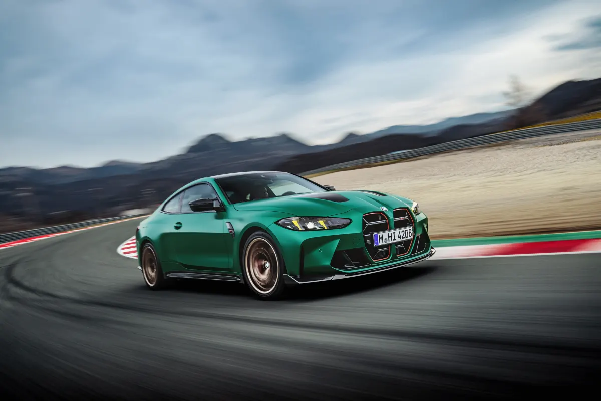 BMW M4 CS, avant trois-quarts en roulage sur circuit