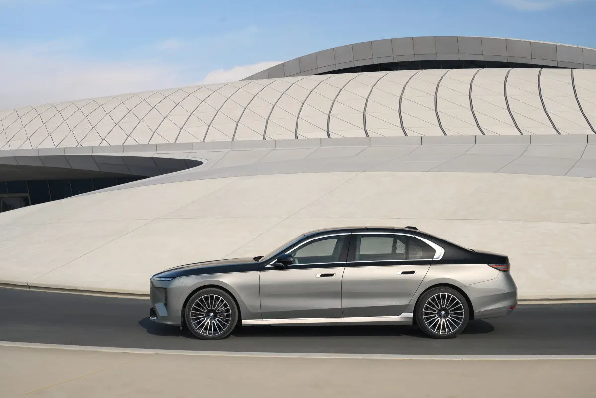 BMW Série 7 restylée 2026, profil