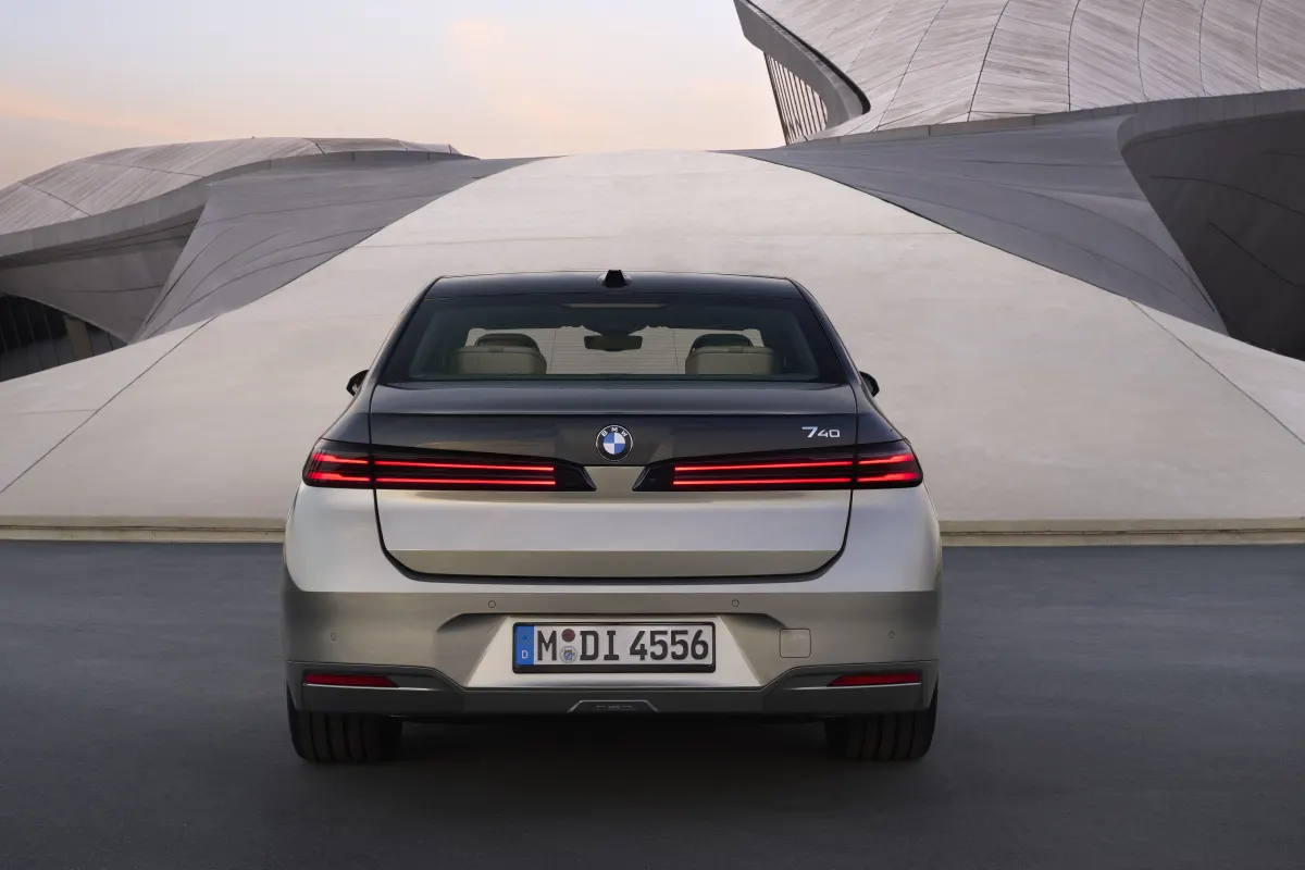 BMW Série 7 restylée 2026, vue arrière et feux